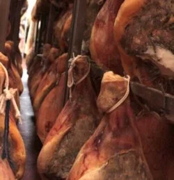 Jamón ibérico colgado en bodega artesanal
