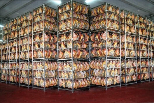 Jamón ibérico colgado en bodega artesanal