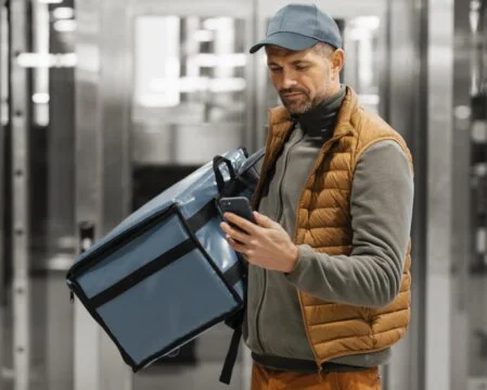 Caja isotérmica con acumuladores para mantener el frío