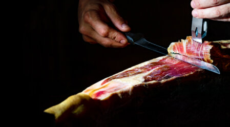 Cortador realizando corte a cuchillo de jamón