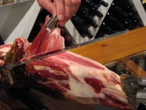 Atención en mostrador asesorando al cliente