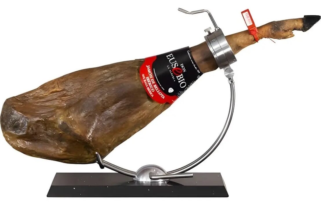 Pieza entera de jamón ibérico en jamonero