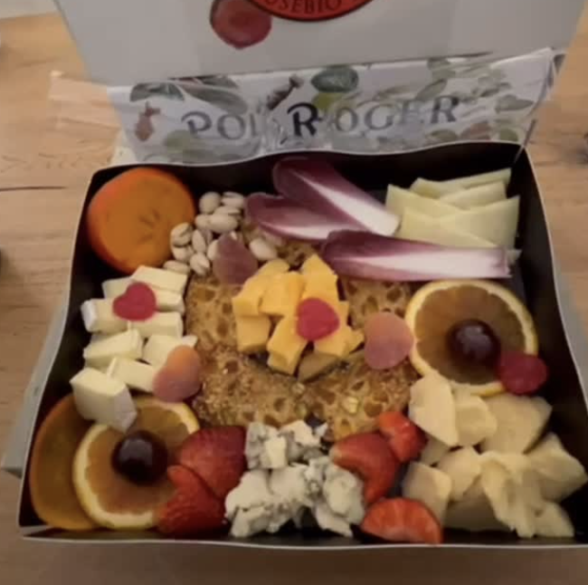 Bandeja gourmet con jamón y quesos